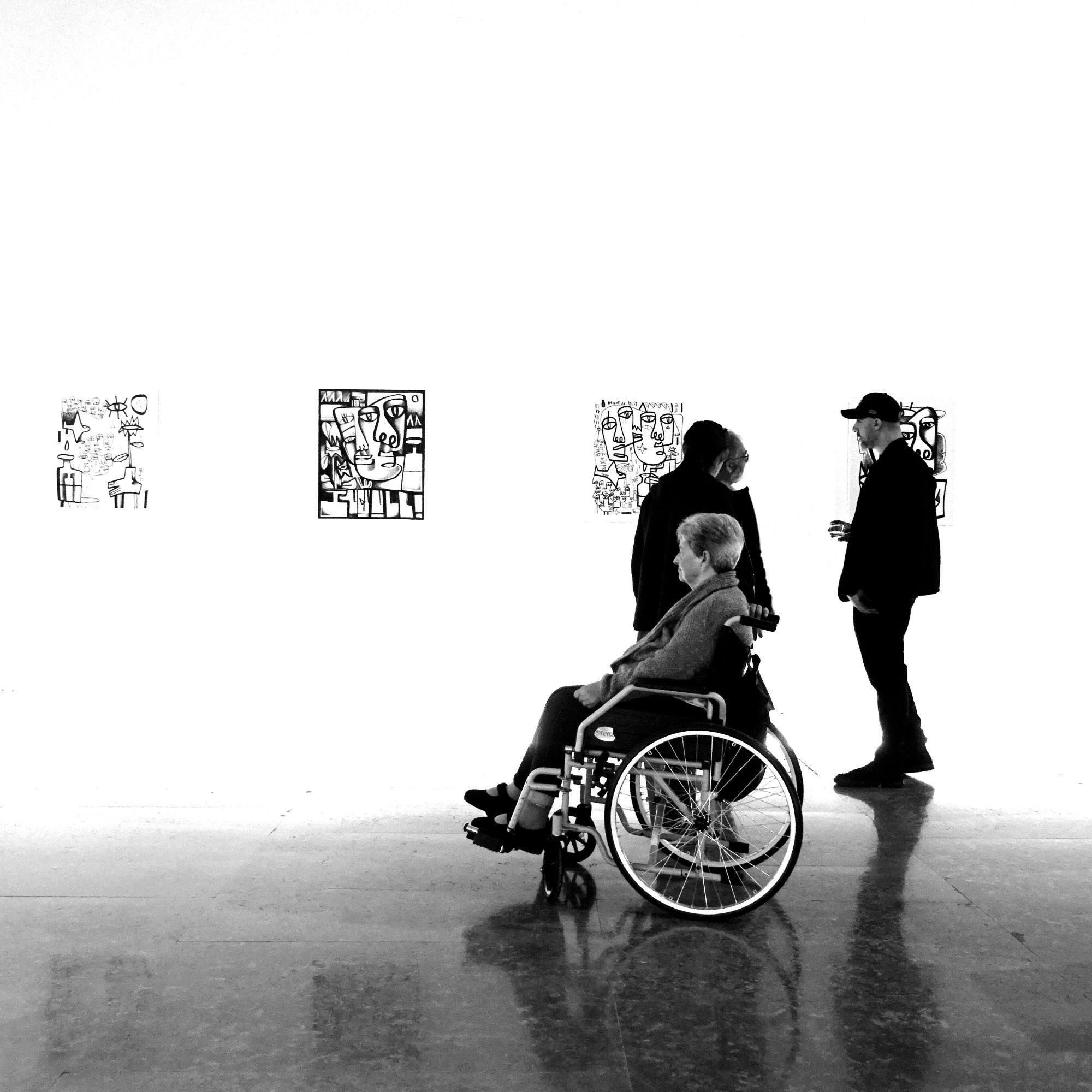 Eduardo Bermejo Retrato en blanco y negro del artista valenciano eduardo bermejo con un diseño gráfico sobre su cara.