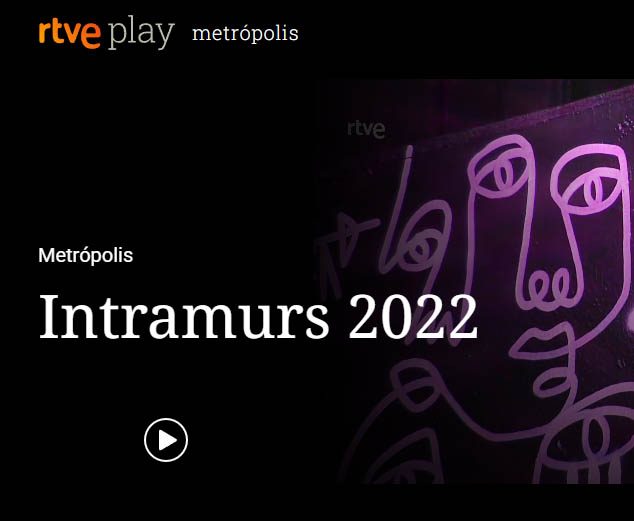 RTVE PLAY Texto sobre "Intramurs 2022" con un fondo artístico en tonos oscuros y líneas abstractas.